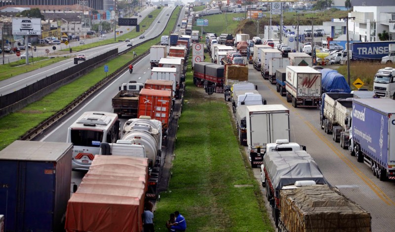 Caminhoneiros bloqueiam três pontos de estradas no RS