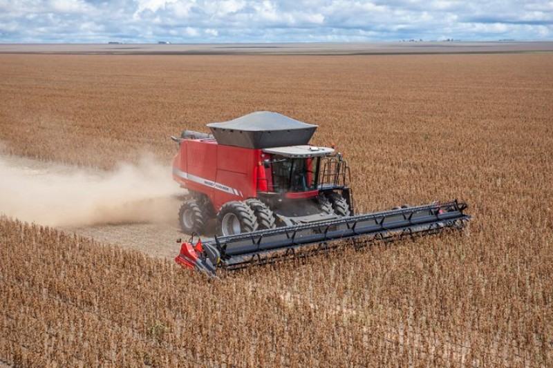 Modernidade no campo faz da enxada um mito