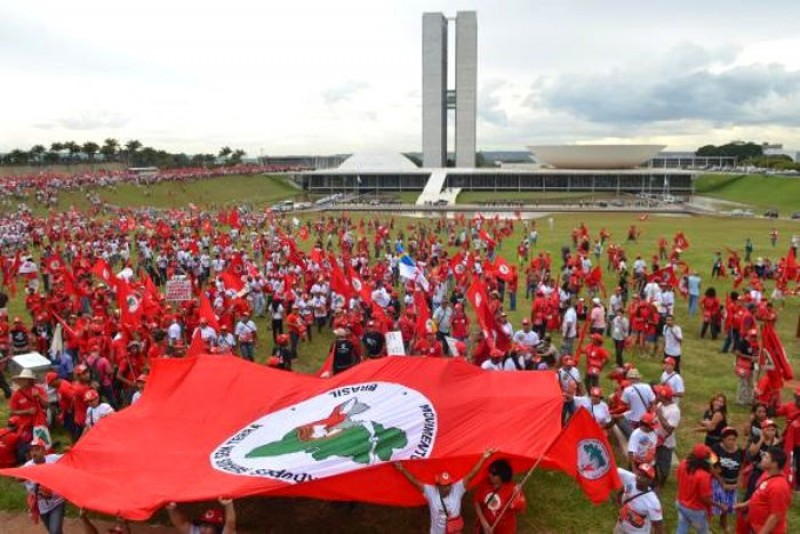 MST vai reagir se venda de terra a estrangeiro for liberada, diz Stédile