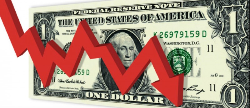Dólar opera em queda, após BC atuar no mercado cambial