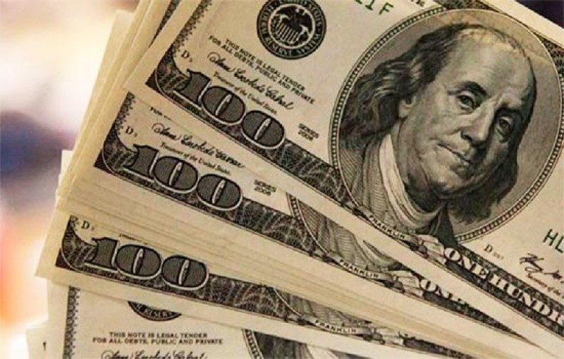 Dólar cai seguindo exterior e à espera de novidades na cena política