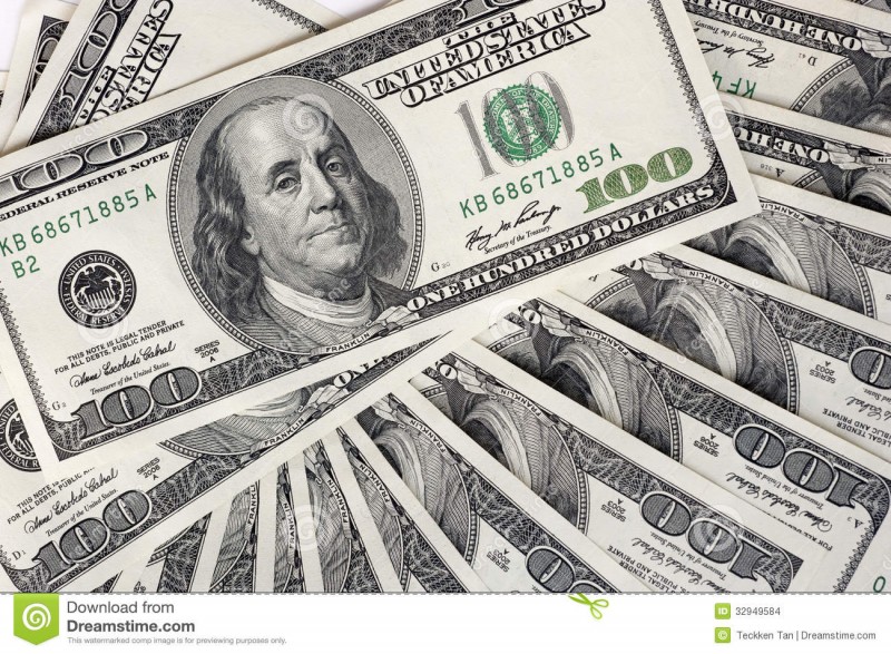 Dólar oscila, com baixa liquidez e cautela com cena política