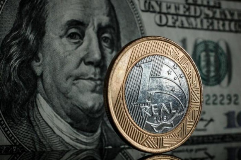 Pressionado por alta do dólar