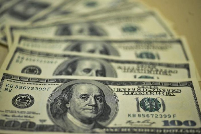 Se serve de consolo, o dólar também caiu, para R$ 3,867