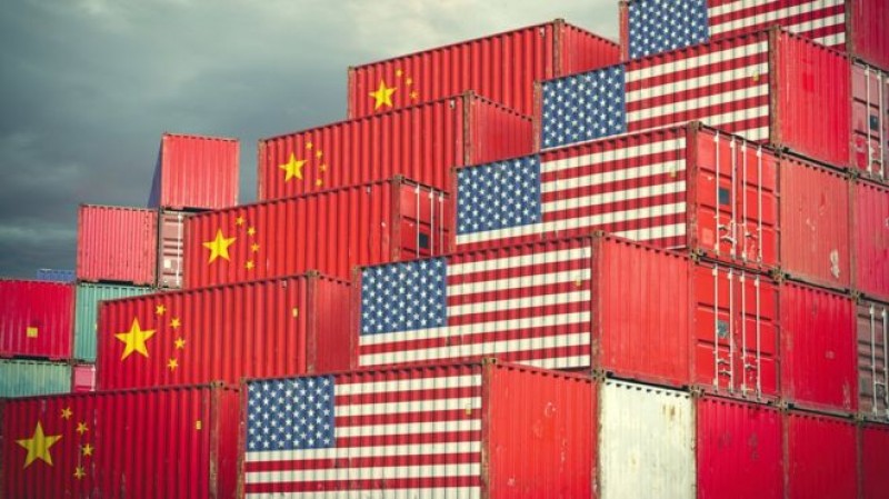 Mantendo foco na disputa entre chineses e americanos, Chicago recua nesta 2ª feira