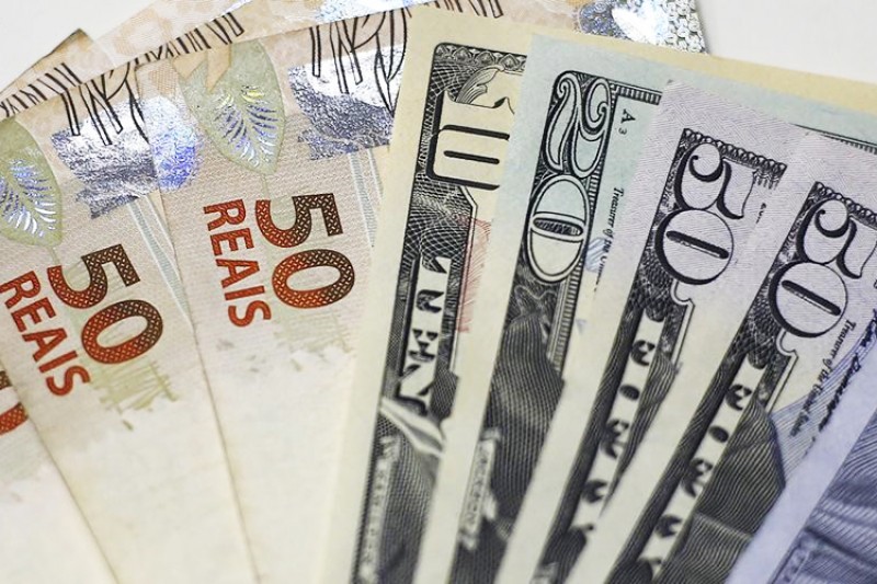 Dólar recua ante real após parecer favorável à Previdência na CCJ e monitorando exterior