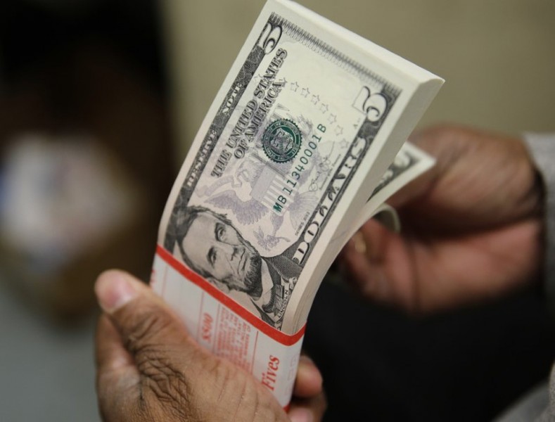 Após bater em R$ 4,12, dólar opera em queda