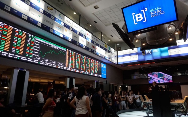 Bovespa opera em queda em meio a aumento das tensões comerciais entre EUA e China