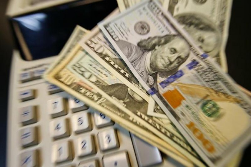 Dólar sobe para R$ 4,068, bolsa se mantém abaixo de cem mil pontos