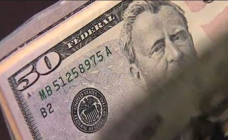 Dólar acelera queda
